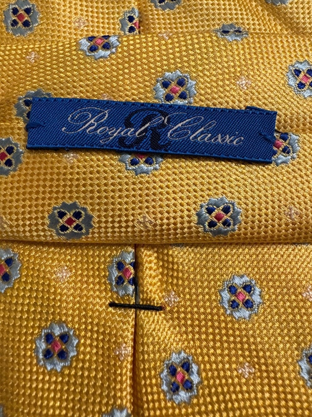 Vintage Royal Classic Tom James Gold Blue Geometric 100% Silk Tie 3.5"
